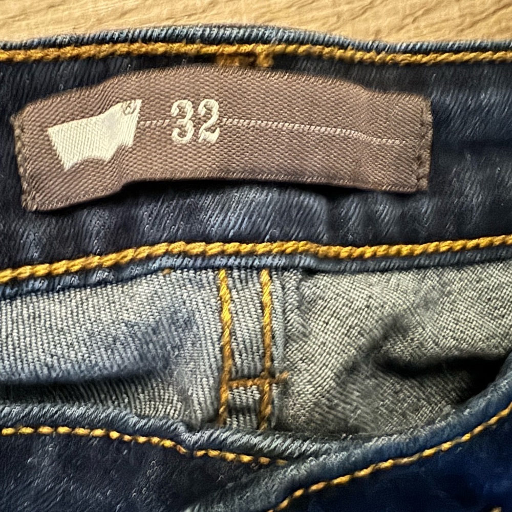 Levi's Women's Jeans - Dark Blue

Fits more like a 30 8/10